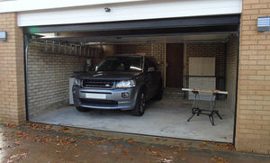 Un garage pulito con una guarnizione della soglia della porta del garage installata
